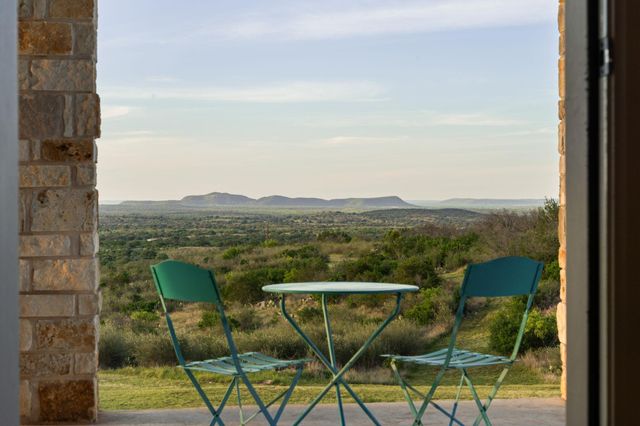 1130 Crownover LN, Round Mountain, TX 78663