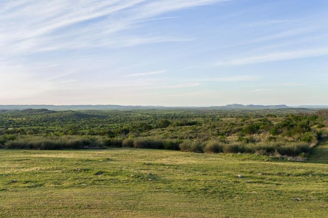 1130 Crownover LN, Round Mountain, TX 78663