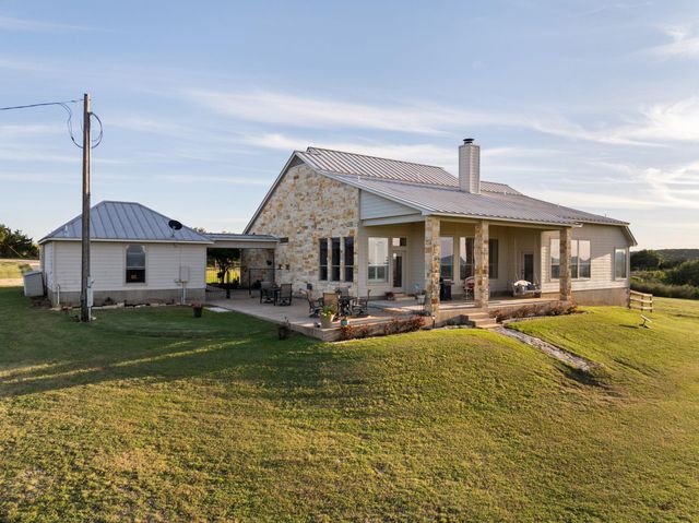 1130 Crownover LN, Round Mountain, TX 78663