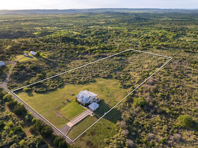 1130 Crownover LN, Round Mountain, TX 78663