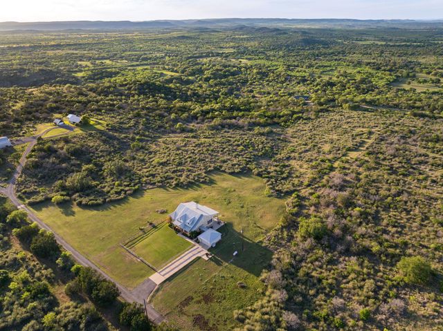 1130 Crownover LN, Round Mountain, TX 78663
