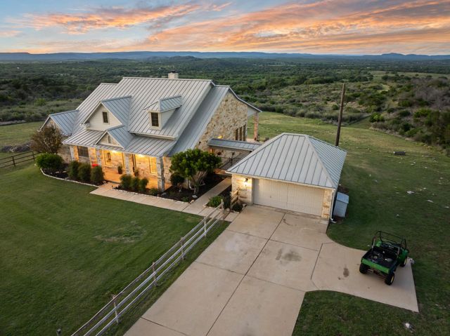 1130 Crownover LN, Round Mountain, TX 78663