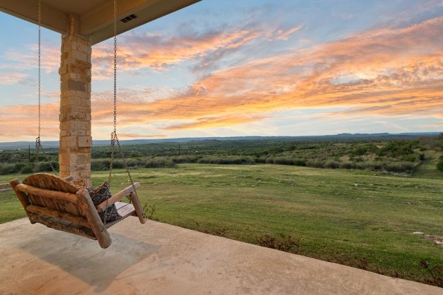 1130 Crownover LN, Round Mountain, TX 78663