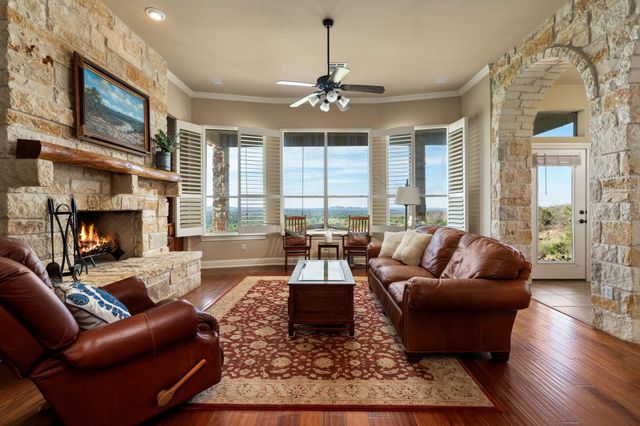 1130 Crownover LN, Round Mountain, TX 78663
