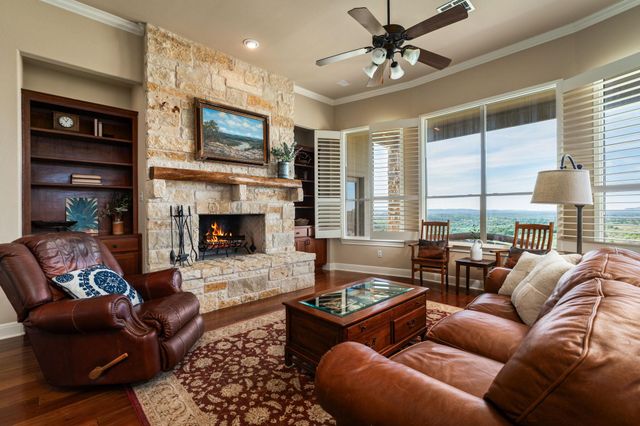 1130 Crownover LN, Round Mountain, TX 78663