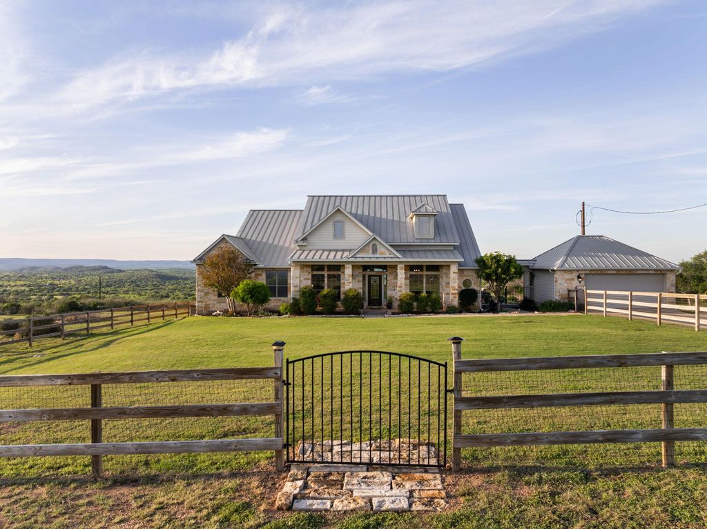 1130 Crownover LN, Round Mountain, TX 78663