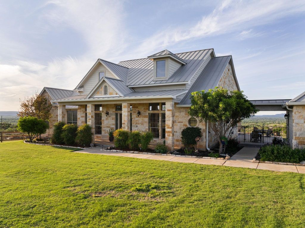 1130 Crownover LN, Round Mountain, TX 78663
