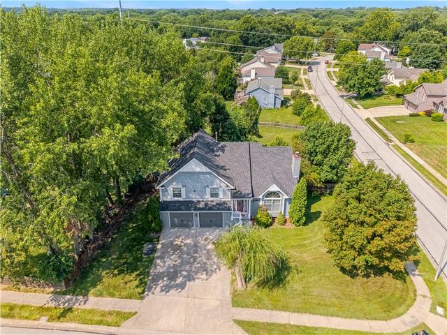 10126 N Highland Terrace, Kansas City, MO 64155