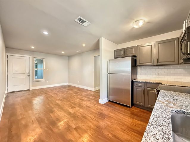 740 Edgemont Avenue 204, Dallas, TX 75216