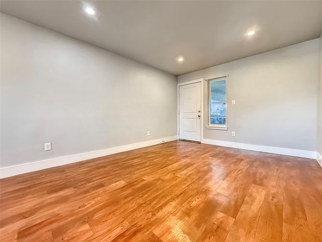 740 Edgemont Avenue 204, Dallas, TX 75216