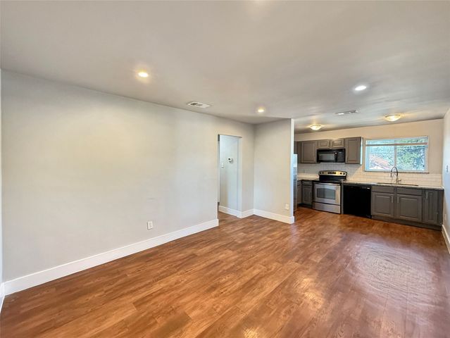 740 Edgemont Avenue 204, Dallas, TX 75216