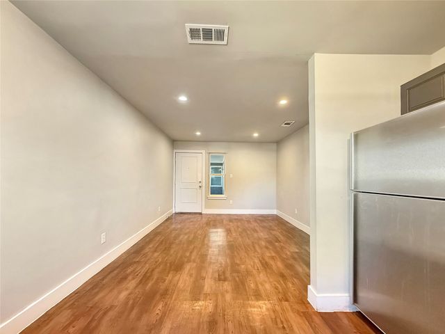 740 Edgemont Avenue 204, Dallas, TX 75216