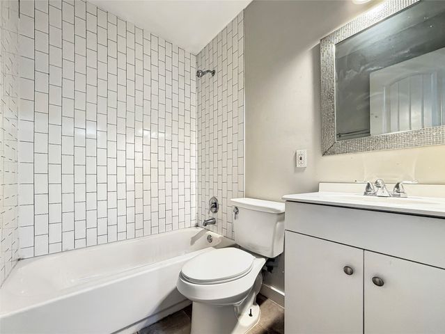 740 Edgemont Avenue 204, Dallas, TX 75216