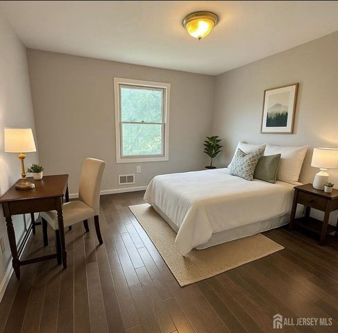 7 tiger lilly Court, Sayreville, NJ 08872