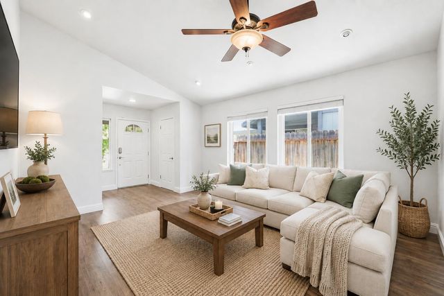 6317 Elkhorn Manor Dr, Rio Linda, CA 95673