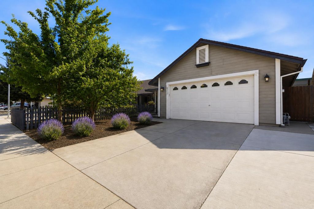 6317 Elkhorn Manor Dr, Rio Linda, CA 95673