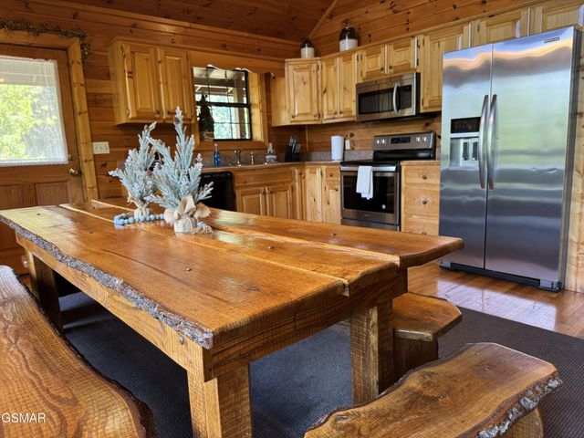 2409 Walnut Cove Way, Sevierville, TN 37862