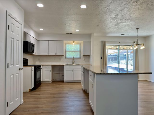 1672 Domain Loop SE, Rio Rancho, NM 87124