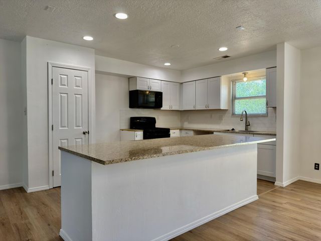 1672 Domain Loop SE, Rio Rancho, NM 87124
