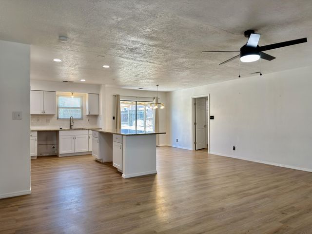 1672 Domain Loop SE, Rio Rancho, NM 87124