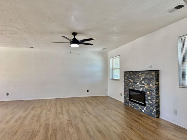1672 Domain Loop SE, Rio Rancho, NM 87124