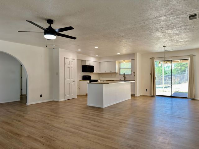 1672 Domain Loop SE, Rio Rancho, NM 87124
