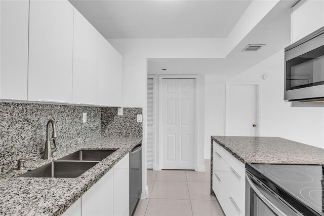 220 Lakeview Dr 113, Weston, FL 33326