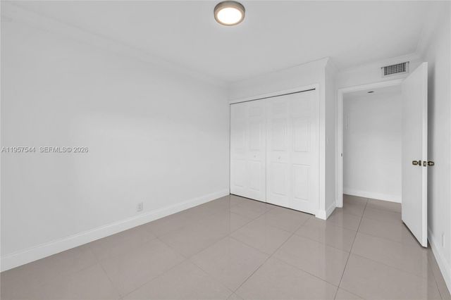 220 Lakeview Dr 113, Weston, FL 33326