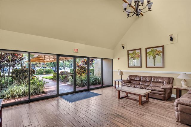 220 Lakeview Dr 113, Weston, FL 33326