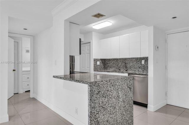 220 Lakeview Dr 113, Weston, FL 33326