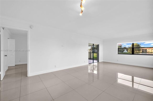 220 Lakeview Dr 113, Weston, FL 33326