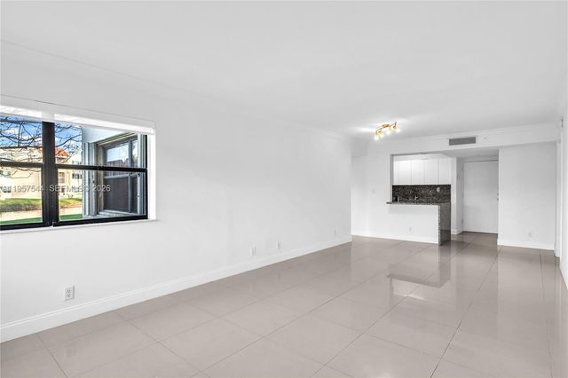 220 Lakeview Dr 113, Weston, FL 33326