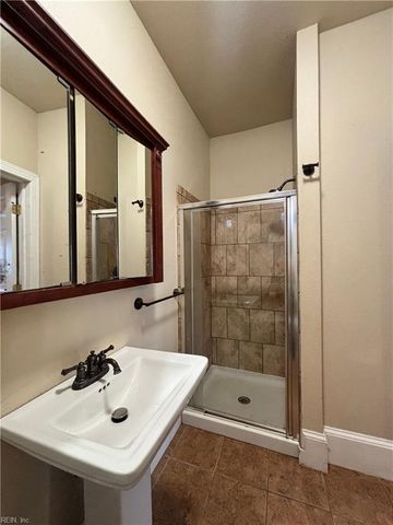 422 London St Apt 3, Portsmouth, VA 23704