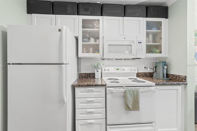18107 PEREGRINES PERCH PLACE 6111, Lutz, FL 33558