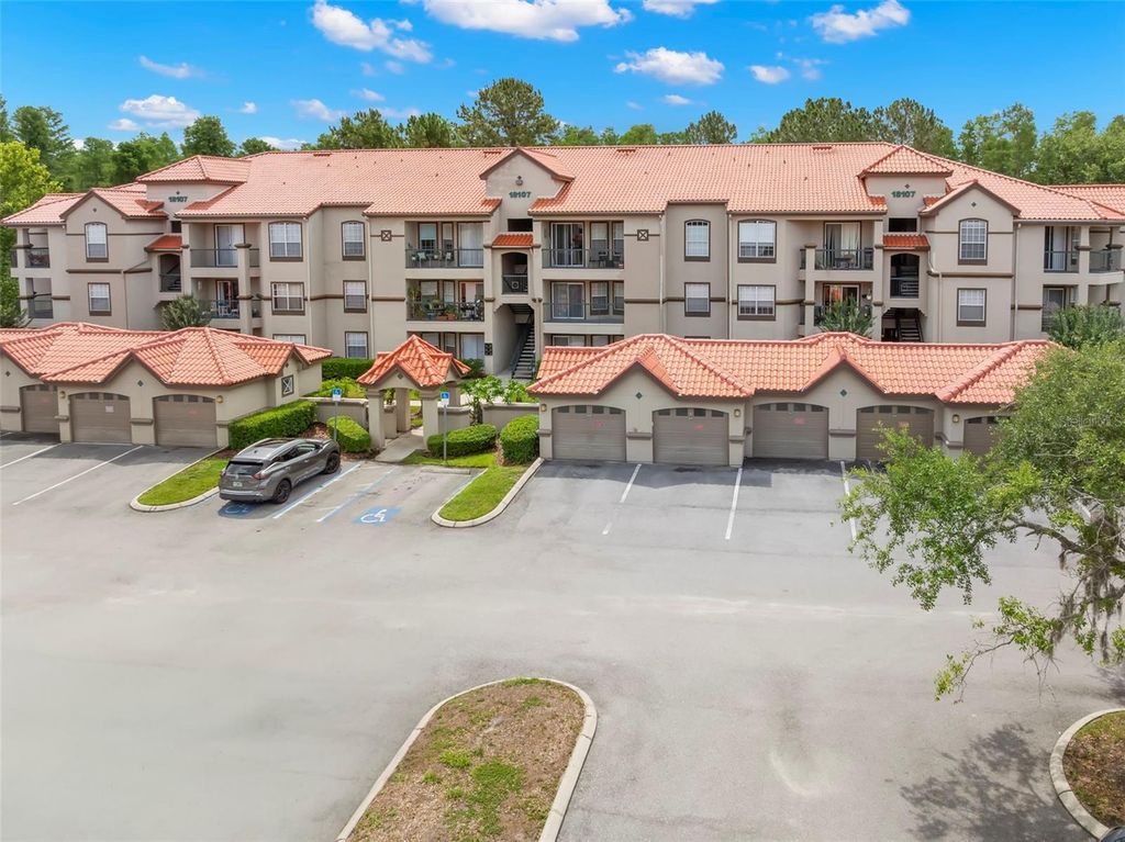 18107 PEREGRINES PERCH PLACE 6111, Lutz, FL 33558