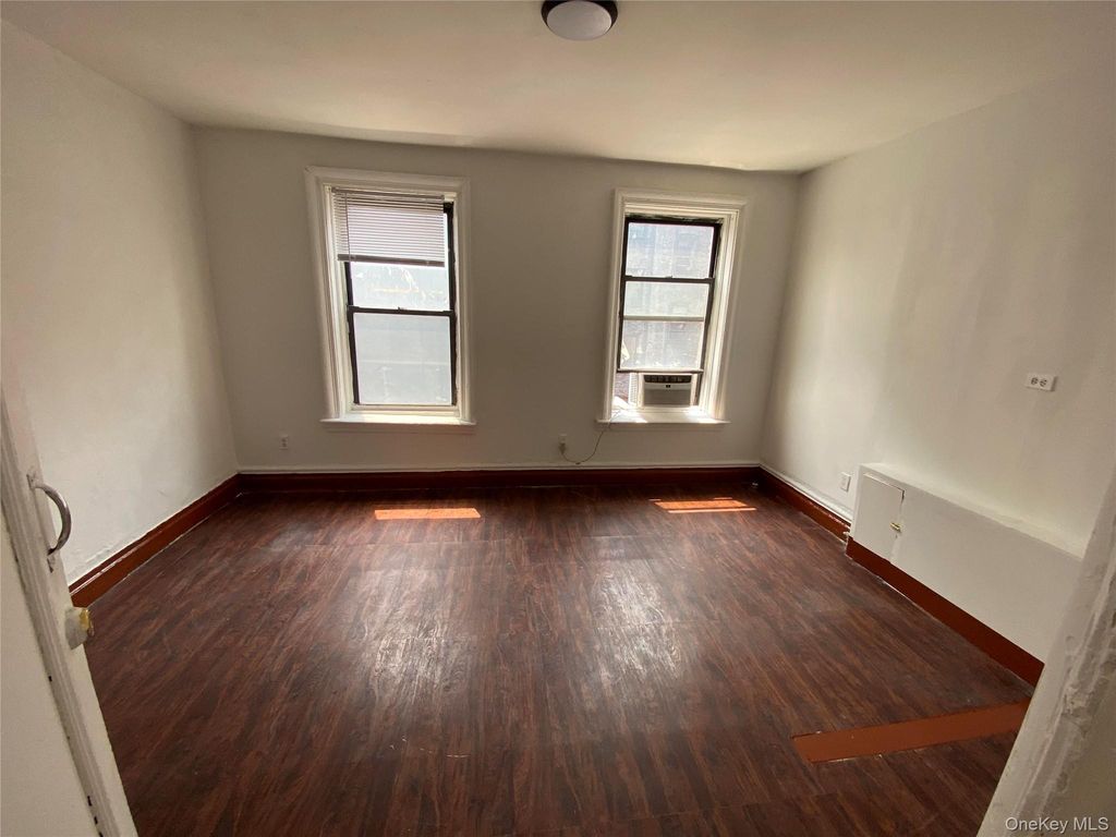 E30 E Kingsbridge Road 3rd fl, Bronx, NY 10468 — exterior