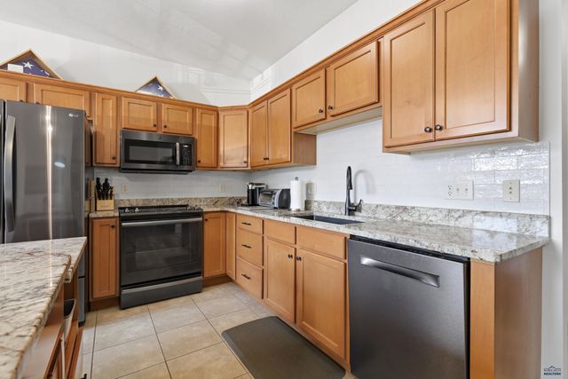 4003 FAIRWAY HILLS DR, Rapid City, SD 57702