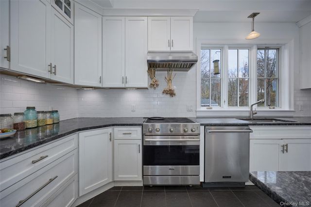 528 Eagle Valley Road, Tuxedo Park, NY 10987