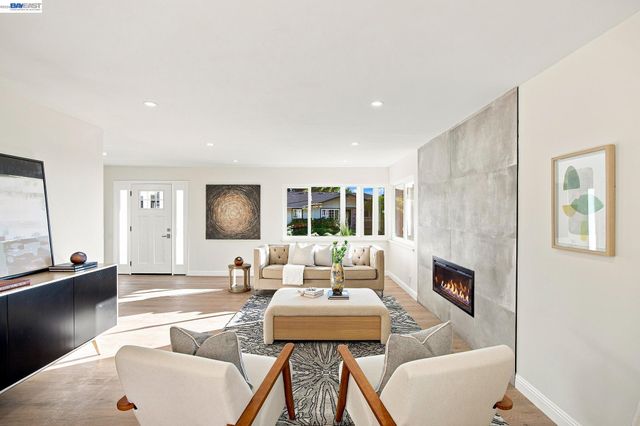 2500 Lancaster Ct, Hayward, CA 94542