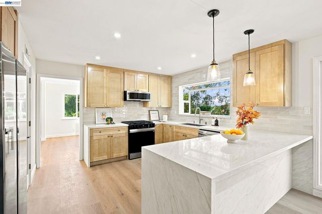 2500 Lancaster Ct, Hayward, CA 94542