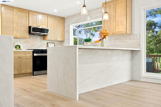 2500 Lancaster Ct, Hayward, CA 94542