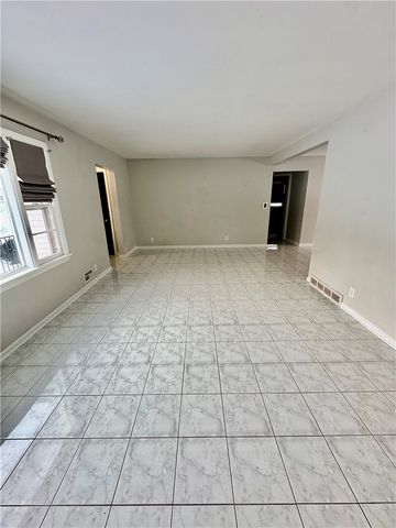 33 Wedgewood Dr, Gates, NY 14624