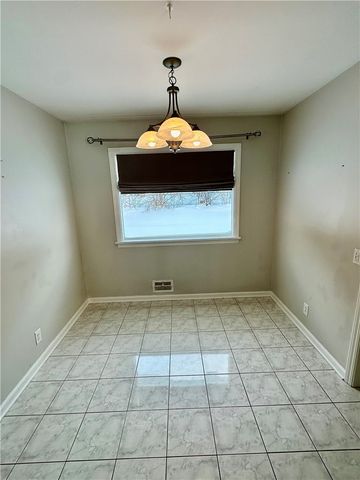 33 Wedgewood Dr, Gates, NY 14624