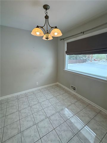 33 Wedgewood Dr, Gates, NY 14624