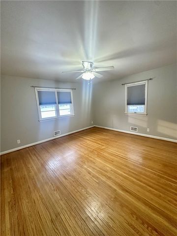 33 Wedgewood Dr, Gates, NY 14624