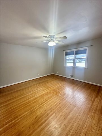 33 Wedgewood Dr, Gates, NY 14624