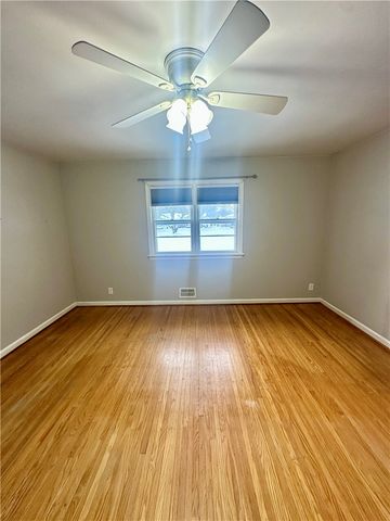 33 Wedgewood Dr, Gates, NY 14624