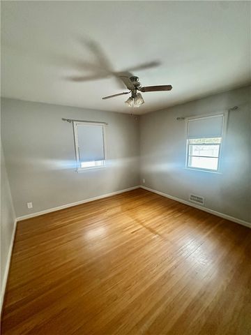 33 Wedgewood Dr, Gates, NY 14624