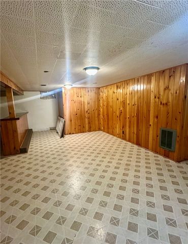 33 Wedgewood Dr, Gates, NY 14624