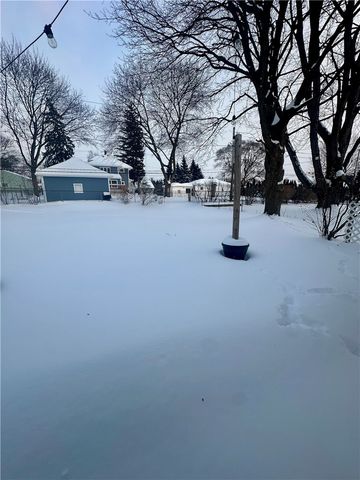 33 Wedgewood Dr, Gates, NY 14624